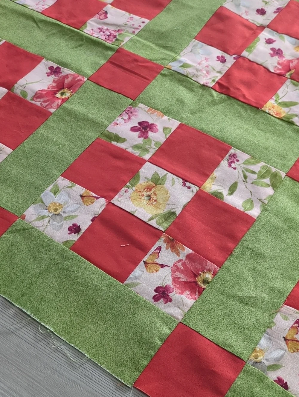 Handmade Unfinished Quilt Top UFO Floral Patchwork Green Red 30.5 x 53